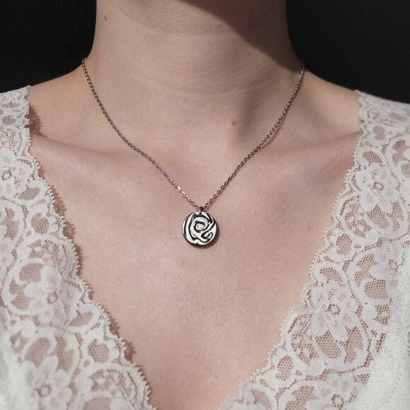 Gothic abstract hypnosis swirly necklace with a small silver chain - Picture 9 of 10